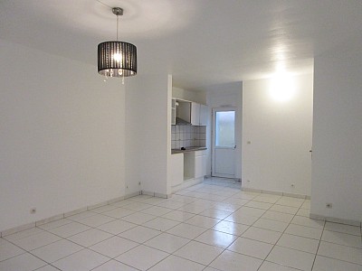 Maison de ville A LOUER - VILLENEUVE LE COMTE CENTRE VILLE - 69.78 m2 - 938 € charges comprises par mois
