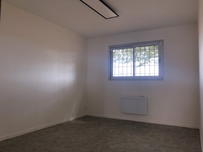 ENTREPOT A LOUER - AMILLIS - 160 m2 - 1 200 € HC et HT par mois