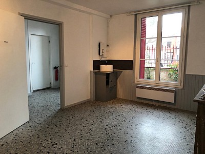 LOCAL COMMERCIAL A LOUER - LA FERTE GAUCHER CENTRE VILLE - 56.98 m2 - 630 € HC par mois