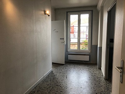 LOCAL COMMERCIAL A LOUER - LA FERTE GAUCHER CENTRE VILLE - 56.98 m2 - 630 € HC par mois