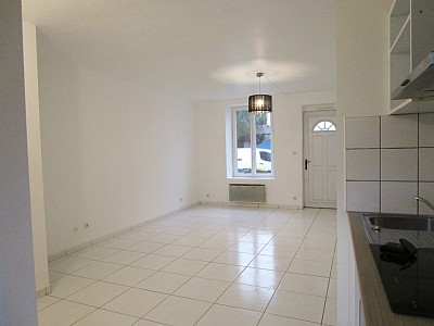 Maison de ville A LOUER - VILLENEUVE LE COMTE CENTRE VILLE - 69.78 m2 - 938€ charges comprises par mois