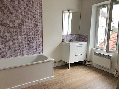Maison de ville A LOUER - VILLENEUVE LE COMTE CENTRE VILLE - 69.78 m2 - 938€ charges comprises par mois