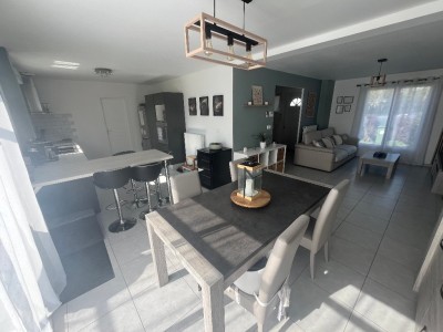 Maison 4 chambres (107 m�) Le Plessis-Feu-Aussoux, terrain 579 m�, lumineuse, RDC chambre, PAC air/eau, 4 parkings, terrasse sud, fibre.