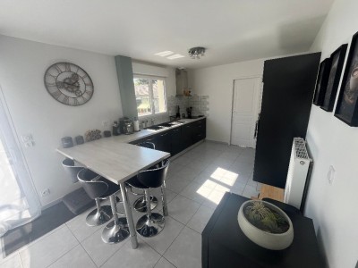 Maison 4 chambres (107 m�) Le Plessis-Feu-Aussoux, terrain 579 m�, lumineuse, RDC chambre, PAC air/eau, 4 parkings, terrasse sud, fibre.