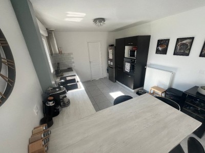 Maison 4 chambres (107 m�) Le Plessis-Feu-Aussoux, terrain 579 m�, lumineuse, RDC chambre, PAC air/eau, 4 parkings, terrasse sud, fibre.