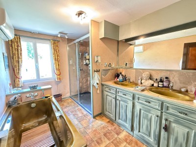 Maison indépendante A VENDRE - MARLES EN BRIE Centre du village - 207 m2 - 416 000 €