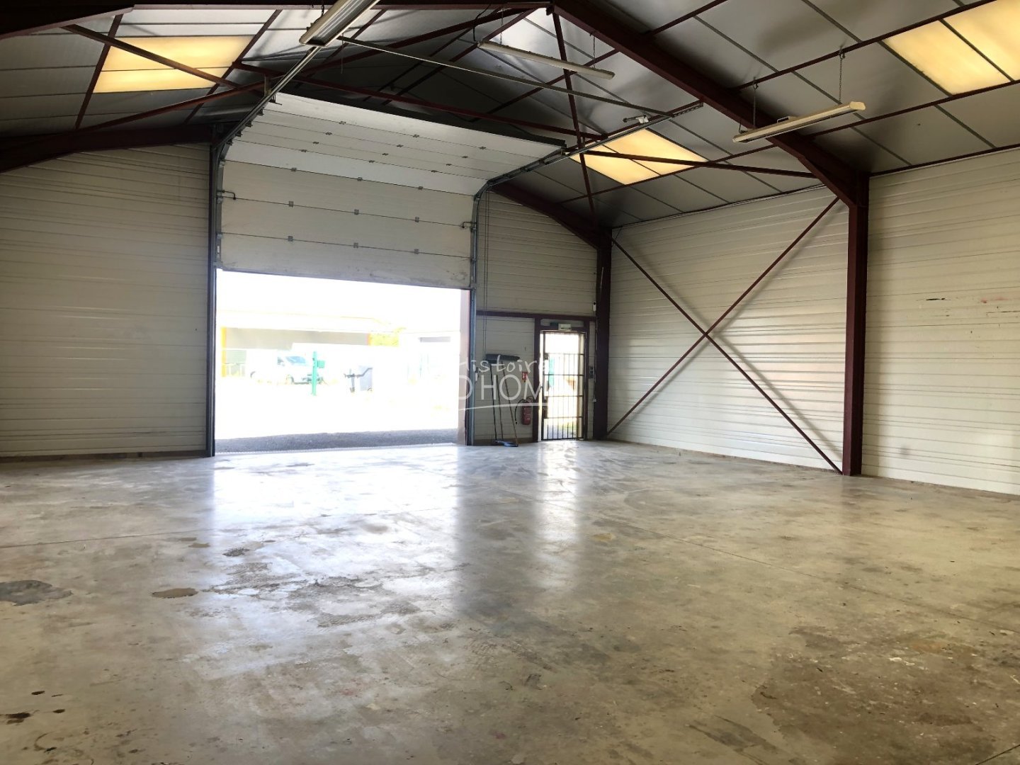 ENTREPOT A LOUER - AMILLIS - 160 m2 - 1 200 &euro; HC et HT par mois