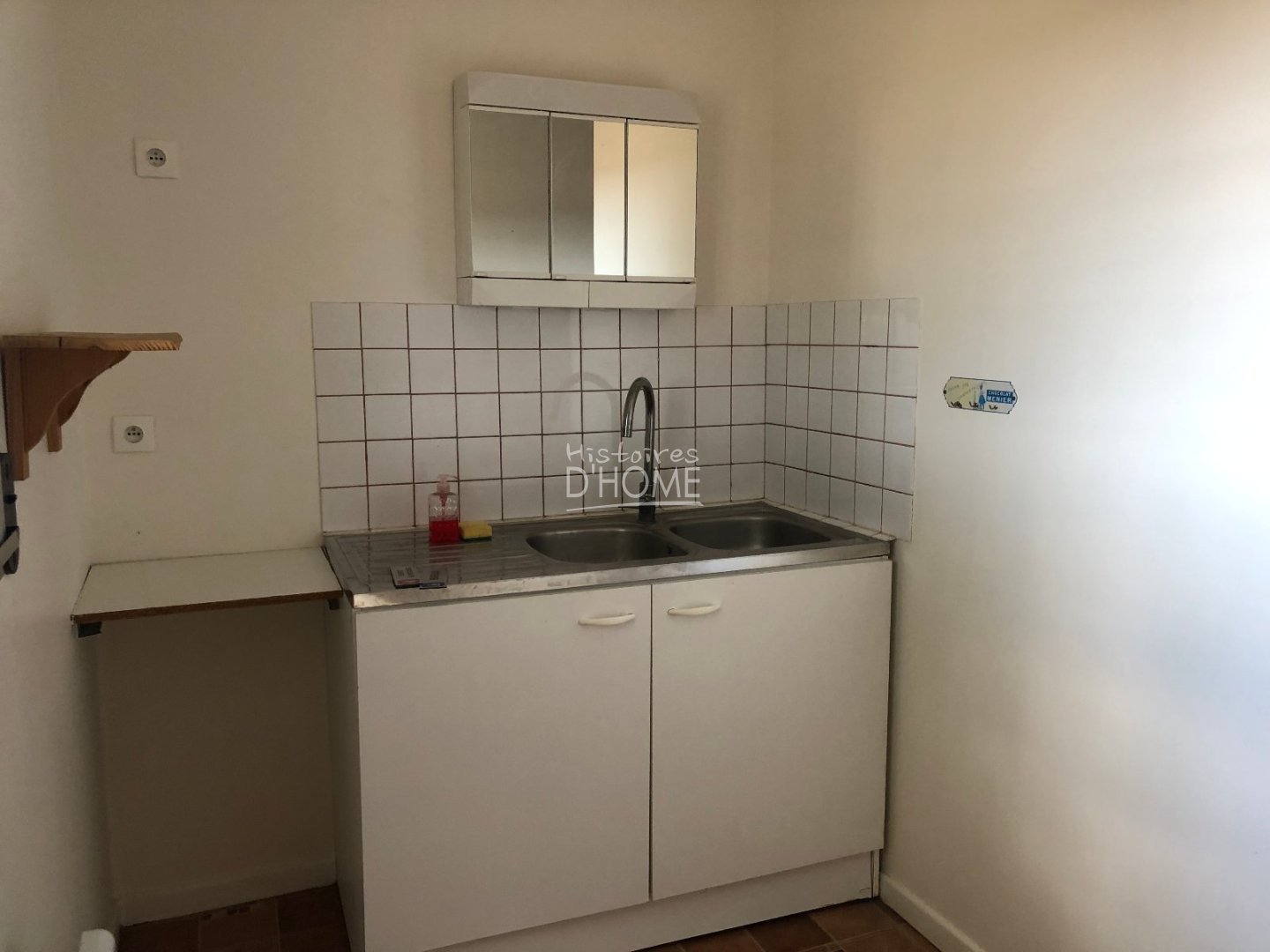 ENTREPOT A LOUER - AMILLIS - 160 m2 - 1 200 &euro; HC et HT par mois