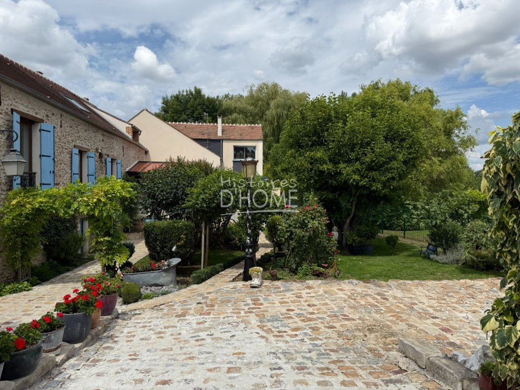 Maison Briarde Rurale A VENDRE - BERNAY VILBERT Centre du village - 200 m2 - 480�000�&euro;