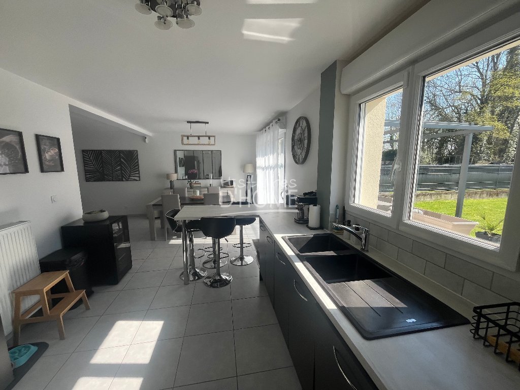 Maison 4 chambres (107 m�) Le Plessis-Feu-Aussoux, terrain 579 m�, lumineuse, RDC chambre, PAC air/eau, 4 parkings, terrasse sud, fibre.